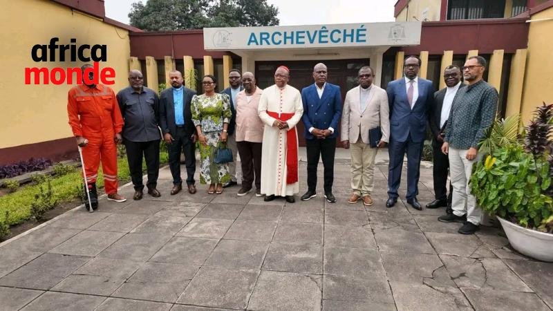 Les membres dela coalition C64 avec l'archevêque Fridolin Ambongo 