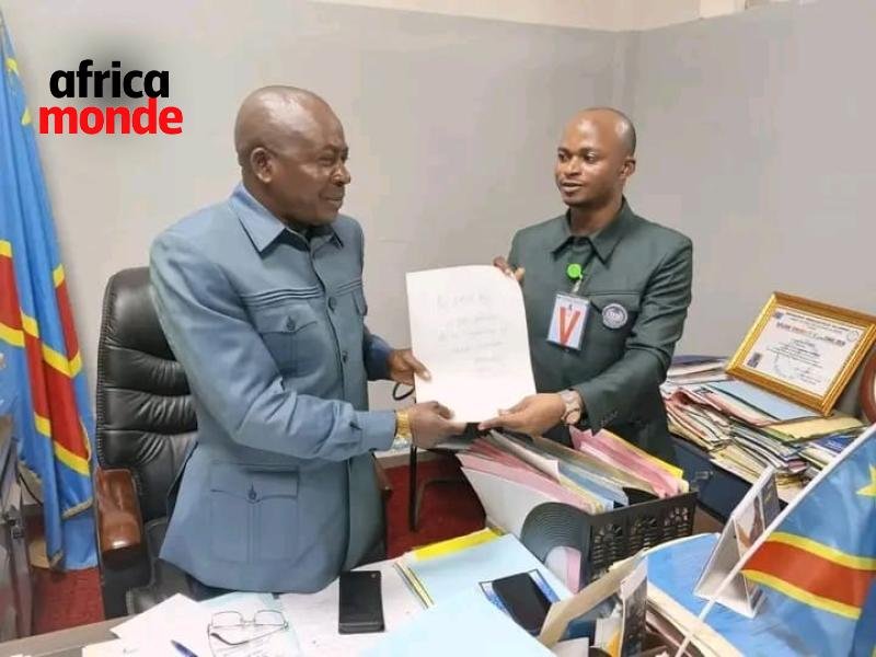 Le gouverneur Moïse Kambulu Nkonko et Emmanuel Kabangu