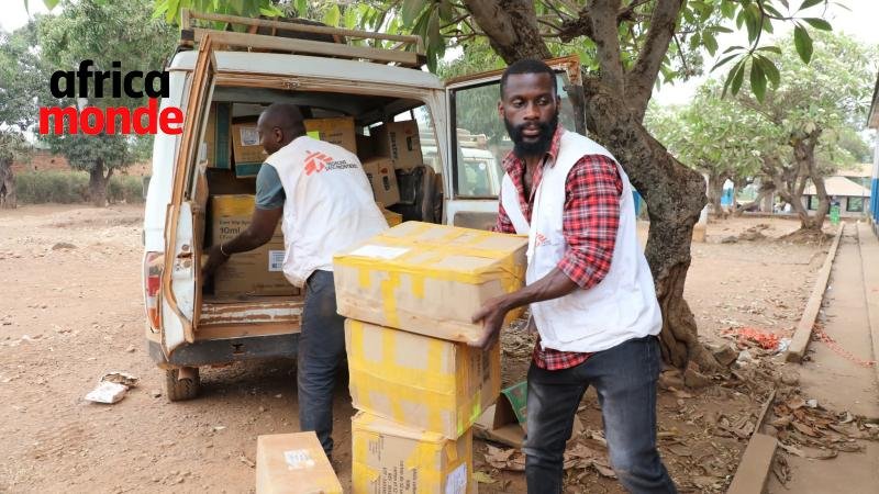 Les agents de MFS entrain de décharger les médicaments 