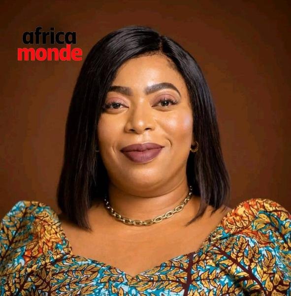 La Sénatrice honoraire Sona Kamitatu , cadre l'ensemble pour la République 