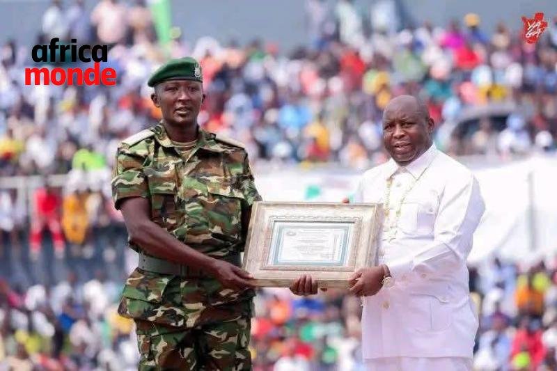 Le président Evariste Ndayishimeyi et le chef d'état major Burundais 
