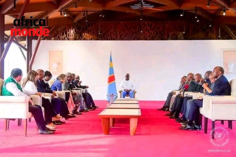 Le président Felix TSHISEKEDI avec les membres de la riposte contre l'épidémie d'Ebola .