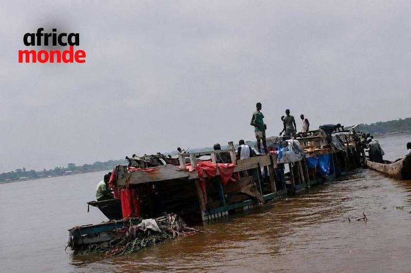 Une baleinière assurant la liaison entre Kisangani et Lokutu 