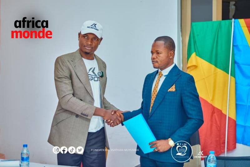 Le Président Jonathan Muyumba et le responsable de l'entreprise HCSPORT 