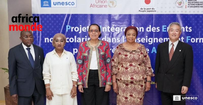 La ministre de l'éducation, et les membres de L'UNESCO 