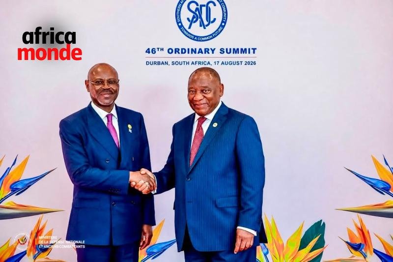 Le ministre de la défense Guy Kabombo et le président Cyril Ramaphosa