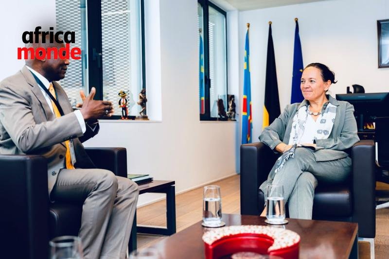 Roxane de Bilderling, et le représentant résident du PNUD, Kamil Kayode Kamaluddeen.