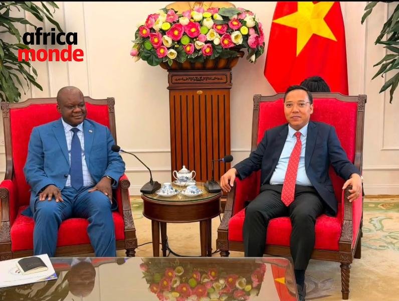 Le ministre délégué Crispin Mbadu Phanzu, et  Nguyễn Hoàng Long, vice-ministre vietnamien de l’Industrie et du Commerce