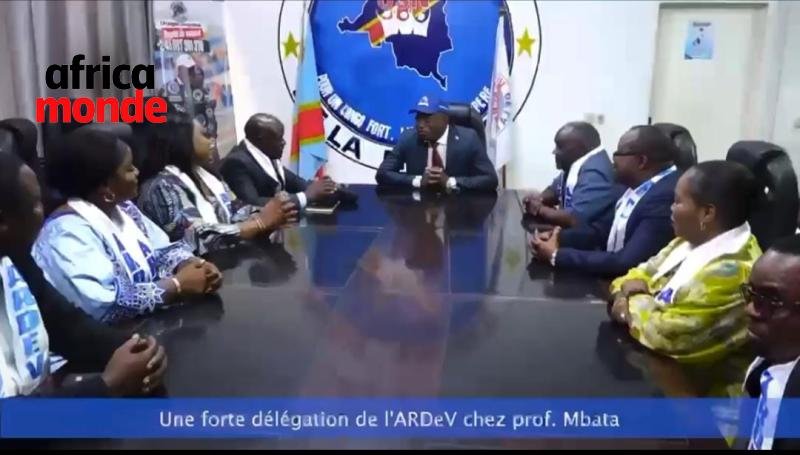 Le professeur Andre Mbata et les membres du parti politique ARDEV 