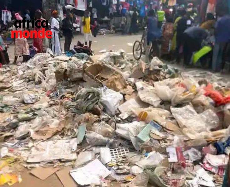 Les immondices à l'entrée du marché central de Kindu