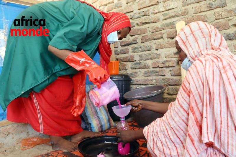 Des femmes formées à la fabrication artisanale de savons