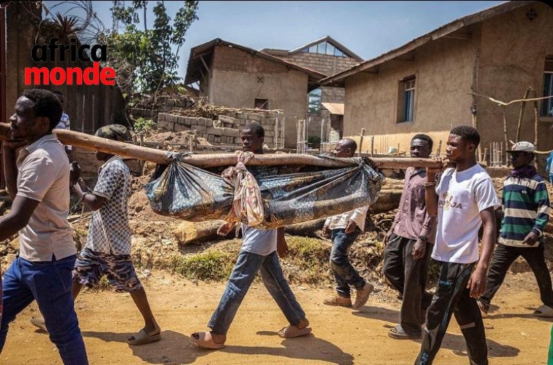 Les jeunes de Béni avec un corps tué par les ADF 