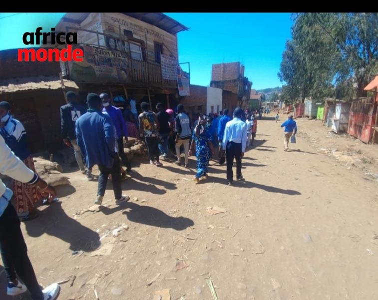 La population locale sur le lieux du drame