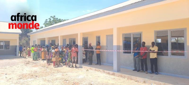 La nouvelle école construite dans le village Kimono