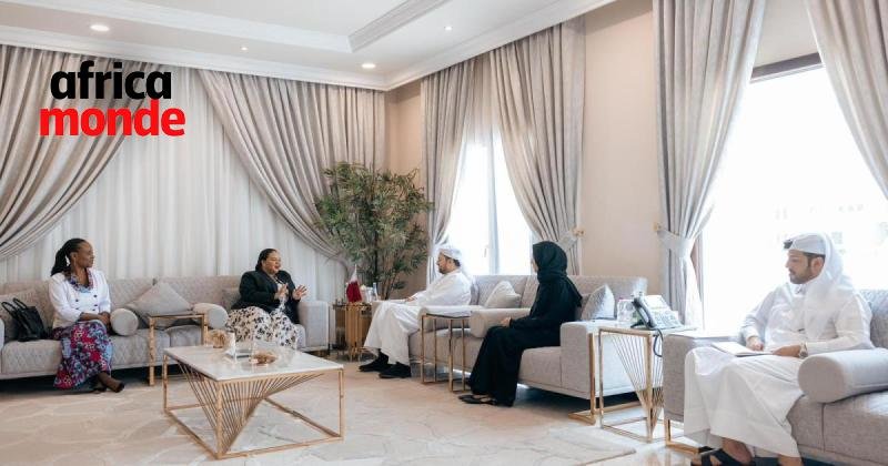 La ministre des affaires étrangères et les représentants Qatariens 