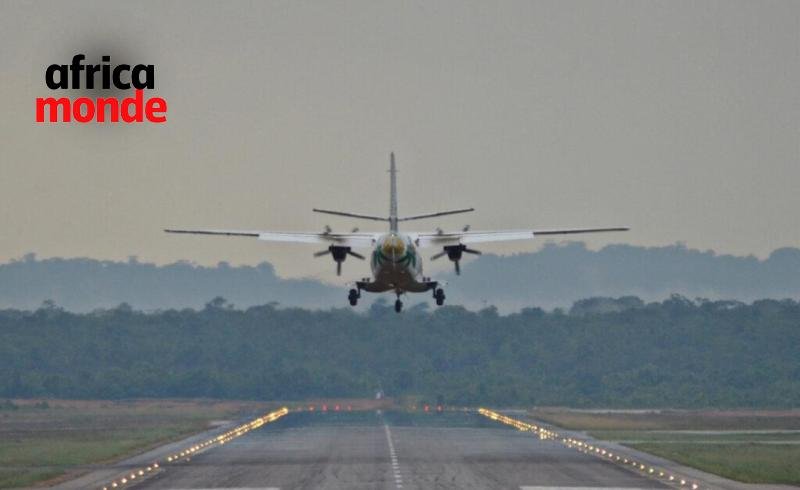 Un avion dans le piste d'atterrissage à kavumu 