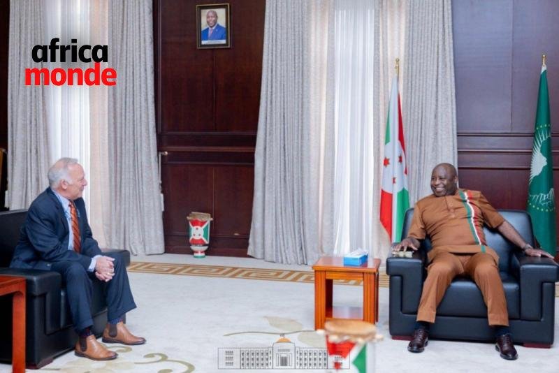 Le président burundais Évariste Ndayishimiye et James Swan
