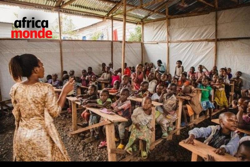 Une enseignante devant les élèves dans une salle de classe 
