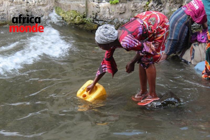 Les femmes à la recherche de l'eau potable 
