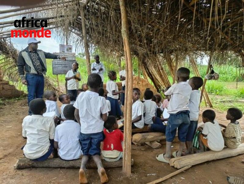 Des élèves sont contraints de suivre leurs enseignements en plein air