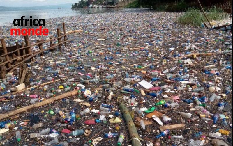 La pollution du lac Kivu liés notamment à la mauvaise gestion des déchets dans la ville de Bukavu.