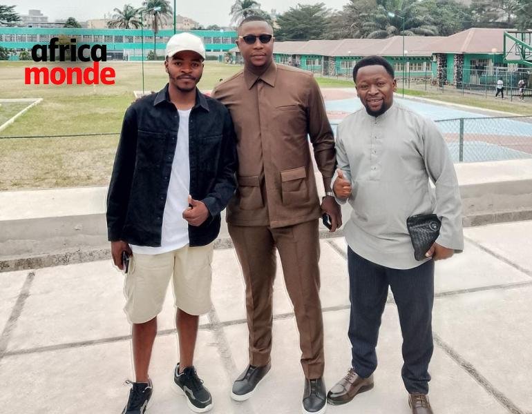 L’artiste musicien Danny Chishaganya et Miguel Masaisai 