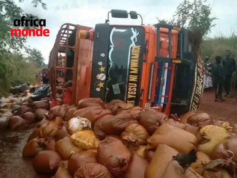Le camion accidenté dans le territoire de Luilu 