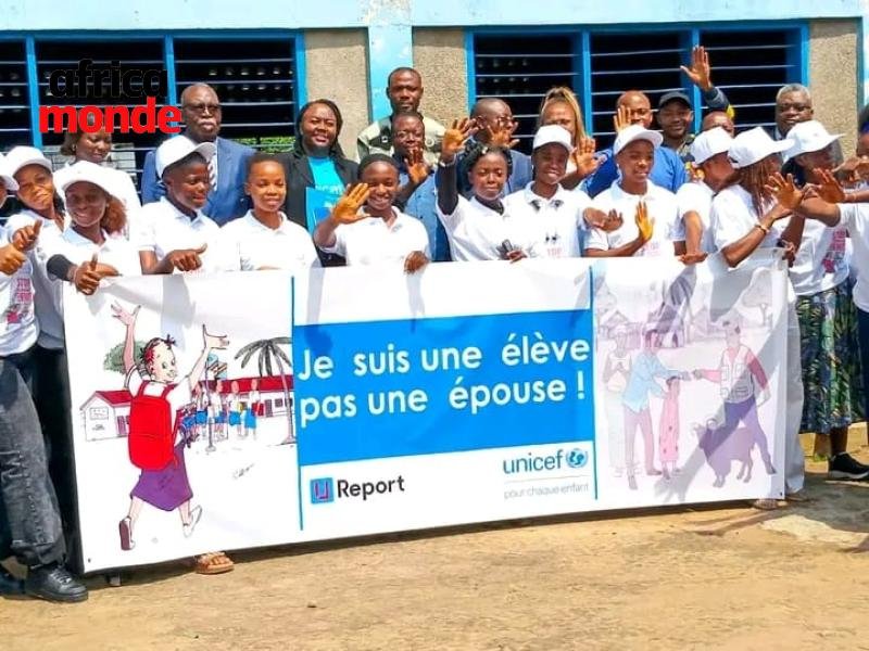 Laëtitia Wele Ngalula. Présidente nationale du Centre associatif de la jeune fille-mère (CAJFM DIBA SOLEIL ONGD), avec des jeunes filles 