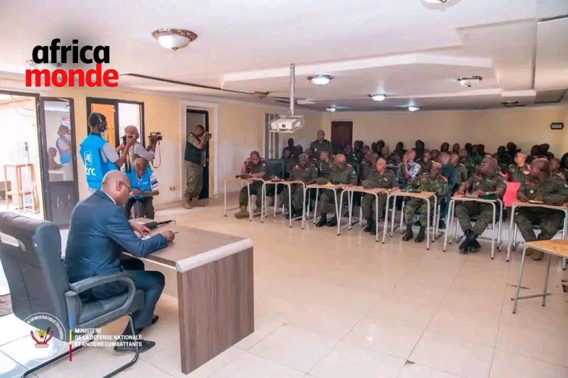 Le ministre de la Défense nationale et Anciens Combattants, Guy Kabombo Muadiamvita, devant les officiers 