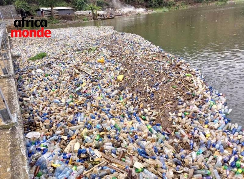 Des bouteilles en plastique sur lac Kivu et la rivière Ruzizi