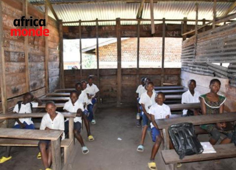 Les élèves dans une salle de classe à kalehe 