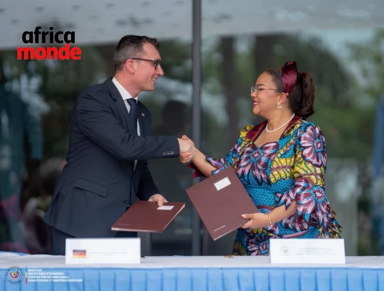 Le représentant de la fondation allemande Friedrich-Ebert-Stiftung et Thérèse Kayikwamba Wagner