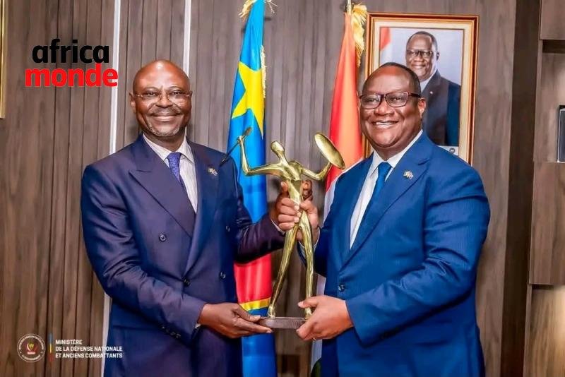 Le ministre de la Défense nationale et des Anciens combattants, Me Guy Kabombo Muadiamvita, et son homologue ivoirien, Téné Birahima Ouattara. 