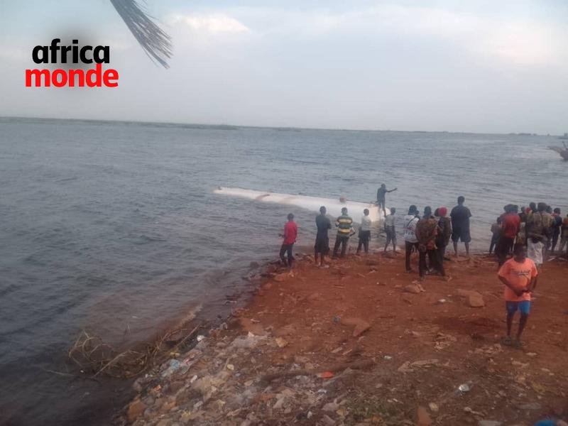 un camion-citerne transportant plus de 24 000 litres de carburant renversé sur la rivière luapula 